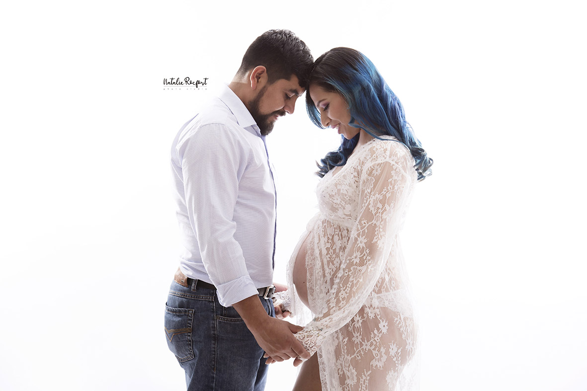 Pareja de hombre y Mujer embarazada, fotografía profesional de embarazos en estudio con fondo blanco Lima Perú