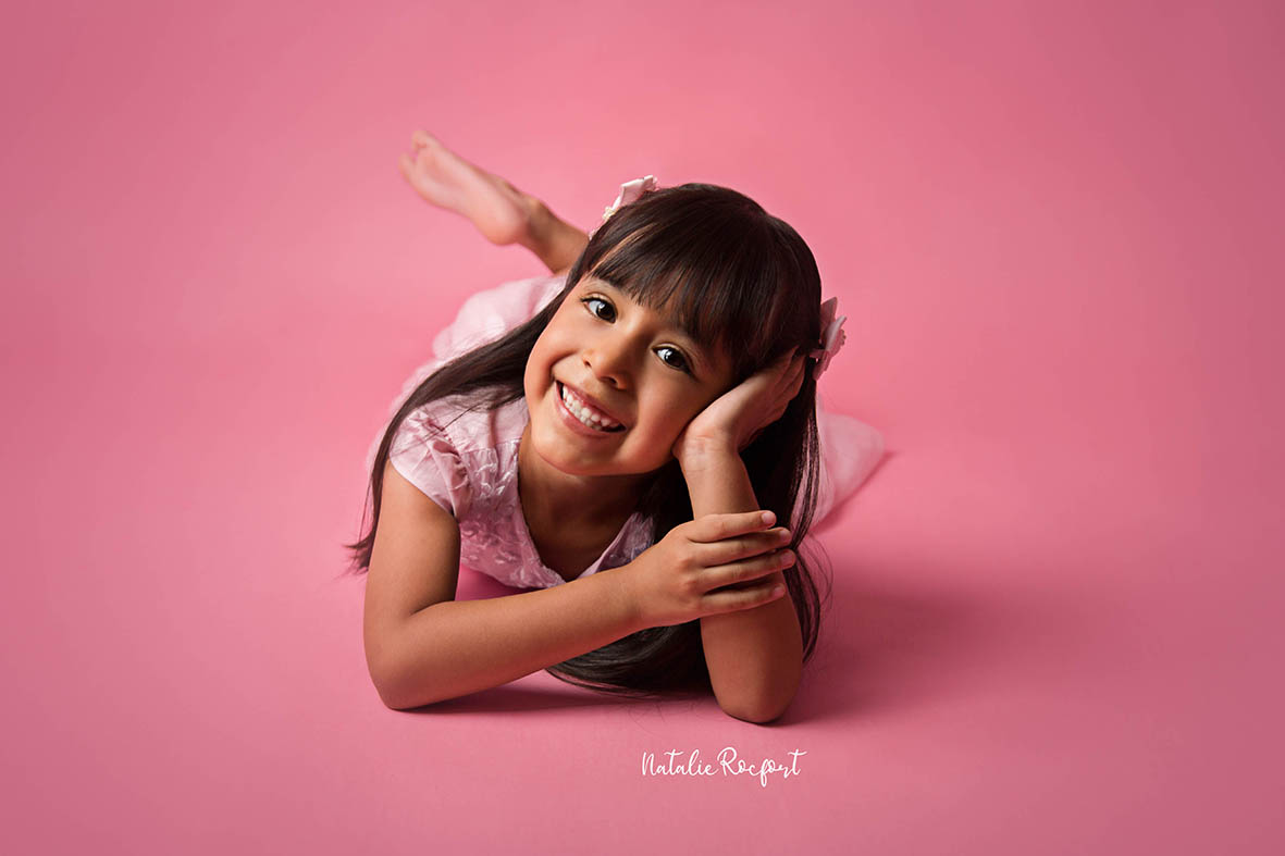 Niña en fondo rosado, Fotografía profesional de niños en estudio Lima, Perú