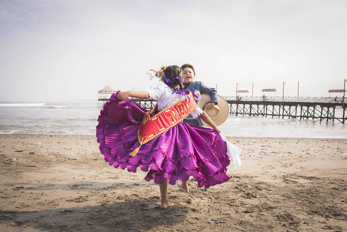 Pareja de niños bailando marinera en playa Huanchaco, Trujillo. Natalie Rocfort photography
