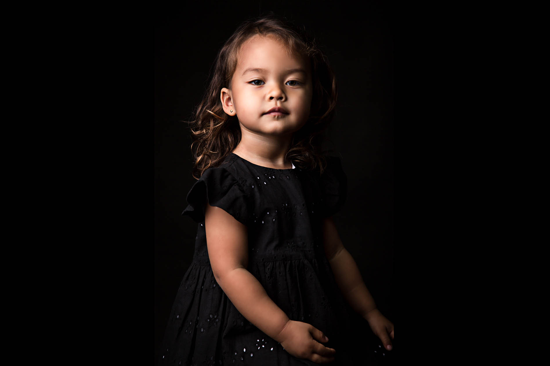 Vera Rocfort en fondo negro, Fotografía profesional de niños en estudio Lima, Perú
