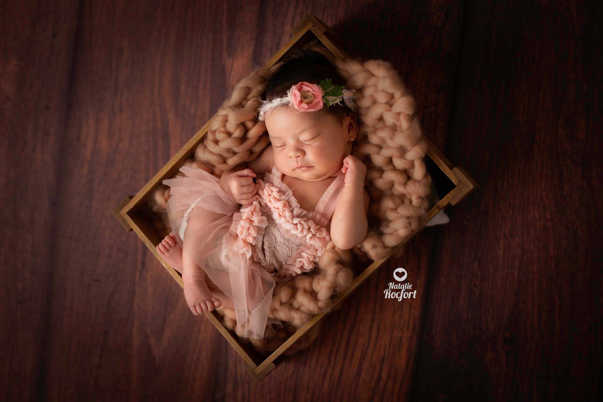 Vera Rocfort fotografía newborn bebe recien nacido en caja y fondo madera Lima Perú Natalie Rocfort