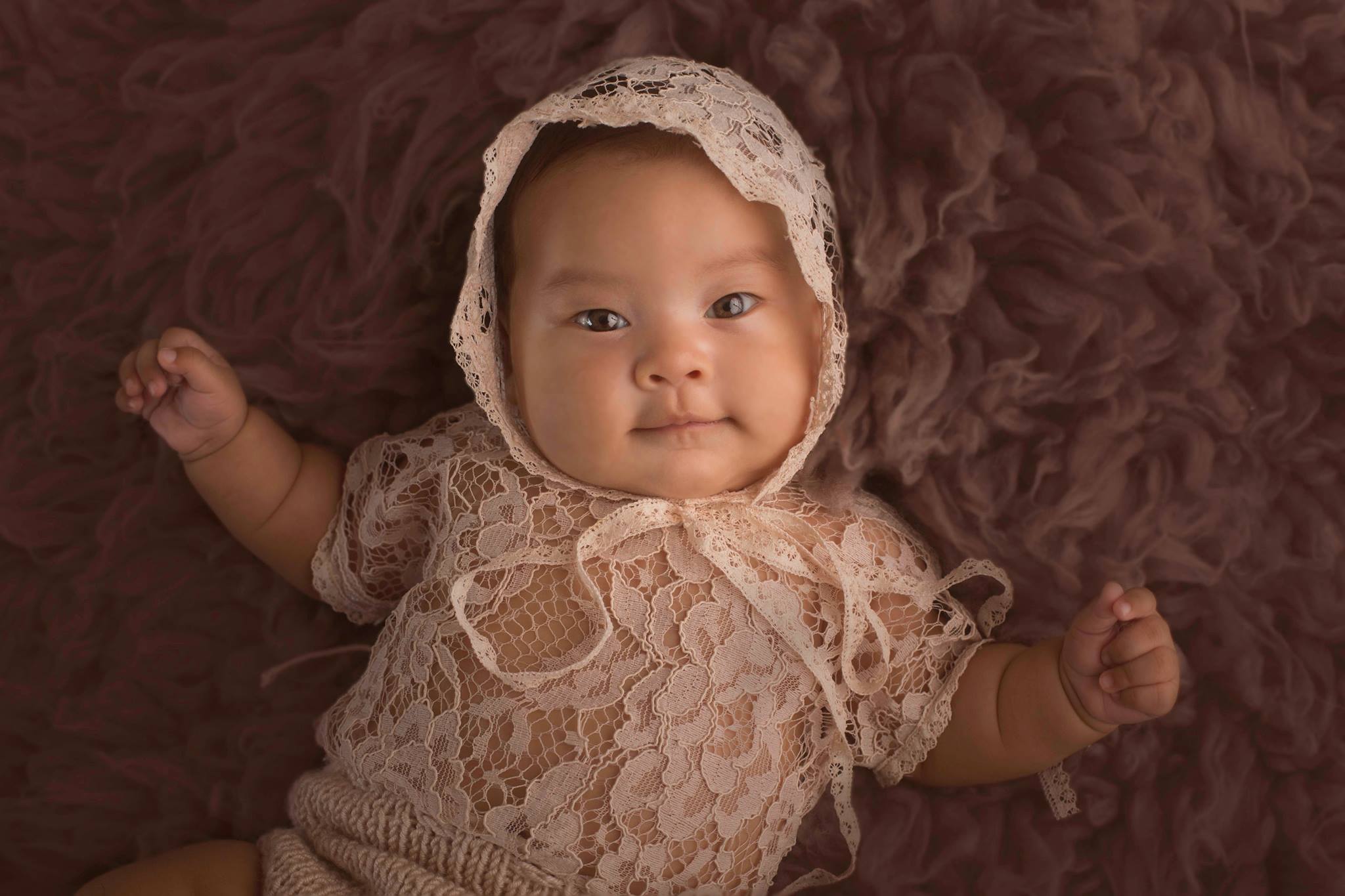 Vera Rocfort 3 meses echada en fondo morado con gorrito fotografía de bebés Lima Perú Natalie Rocfort
