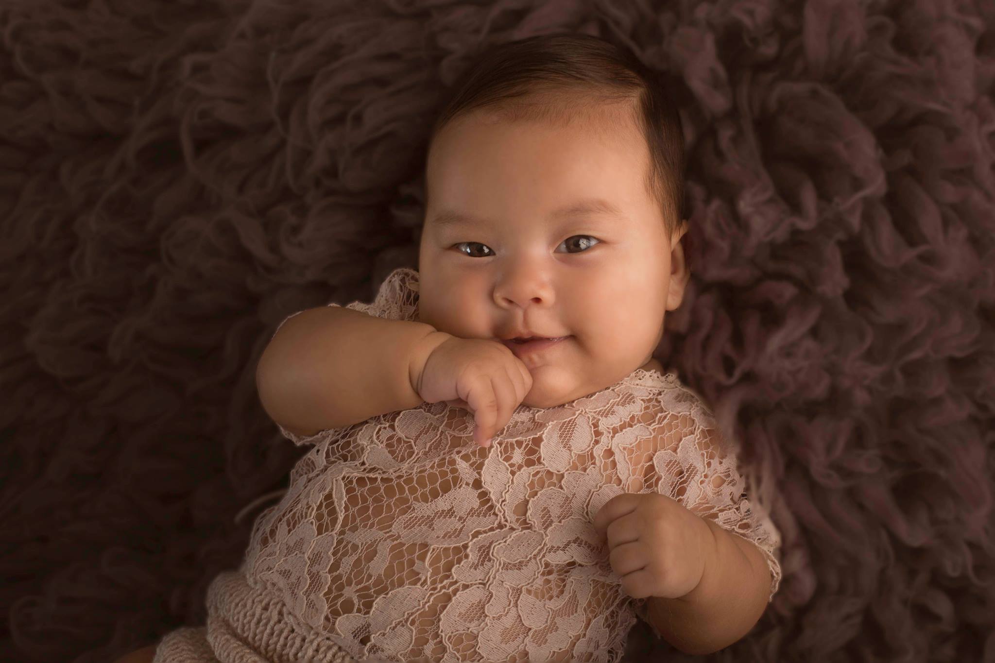 Vera Rocfort 3 meses echada en fondo morado fotografía de bebés recién nacidos Lima Perú Natalie Rocfort