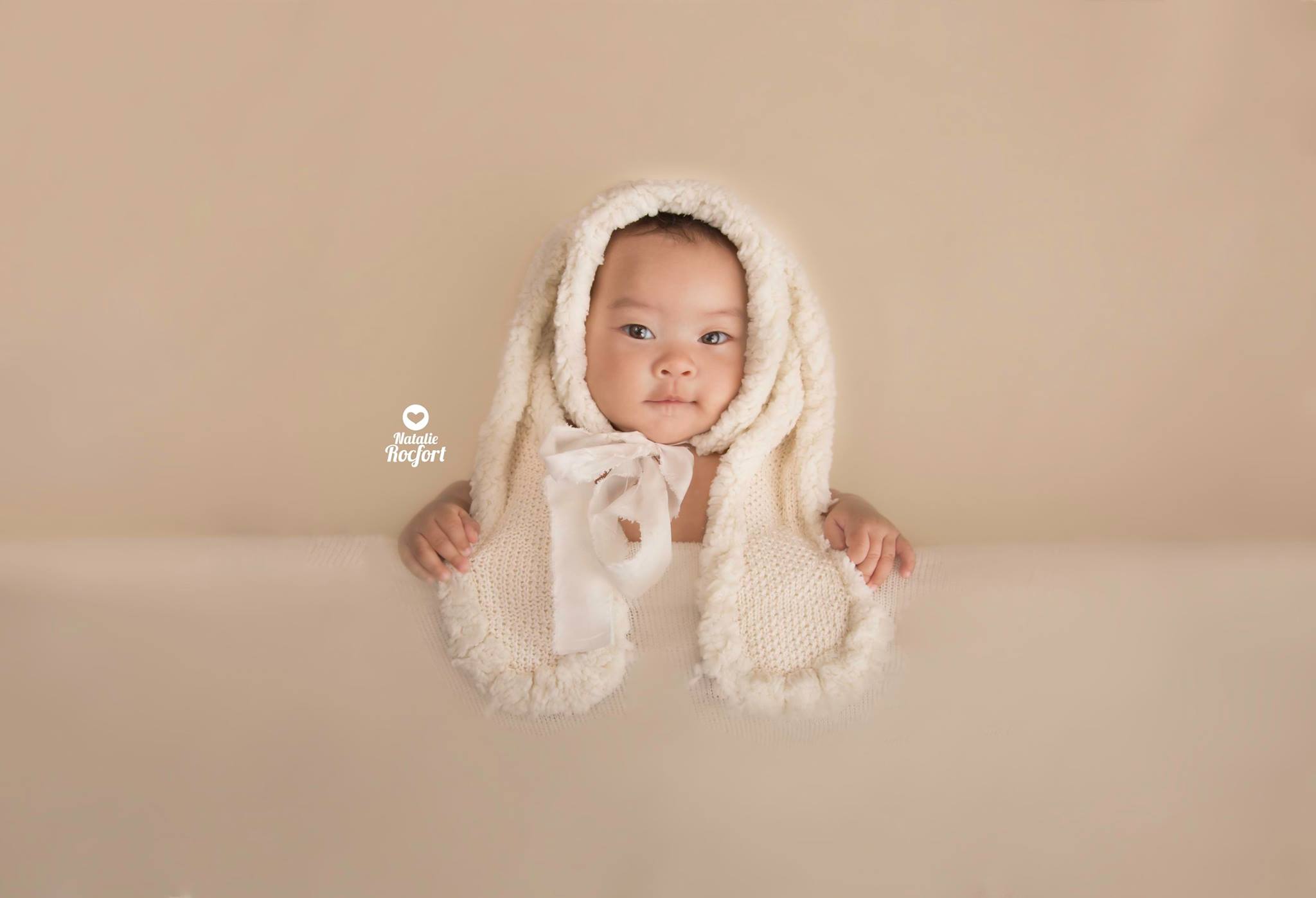 Vera Rocfort 3 meses echada con gorro de conejo fotografía de bebés recién nacidos Lima Perú Natalie Rocfort