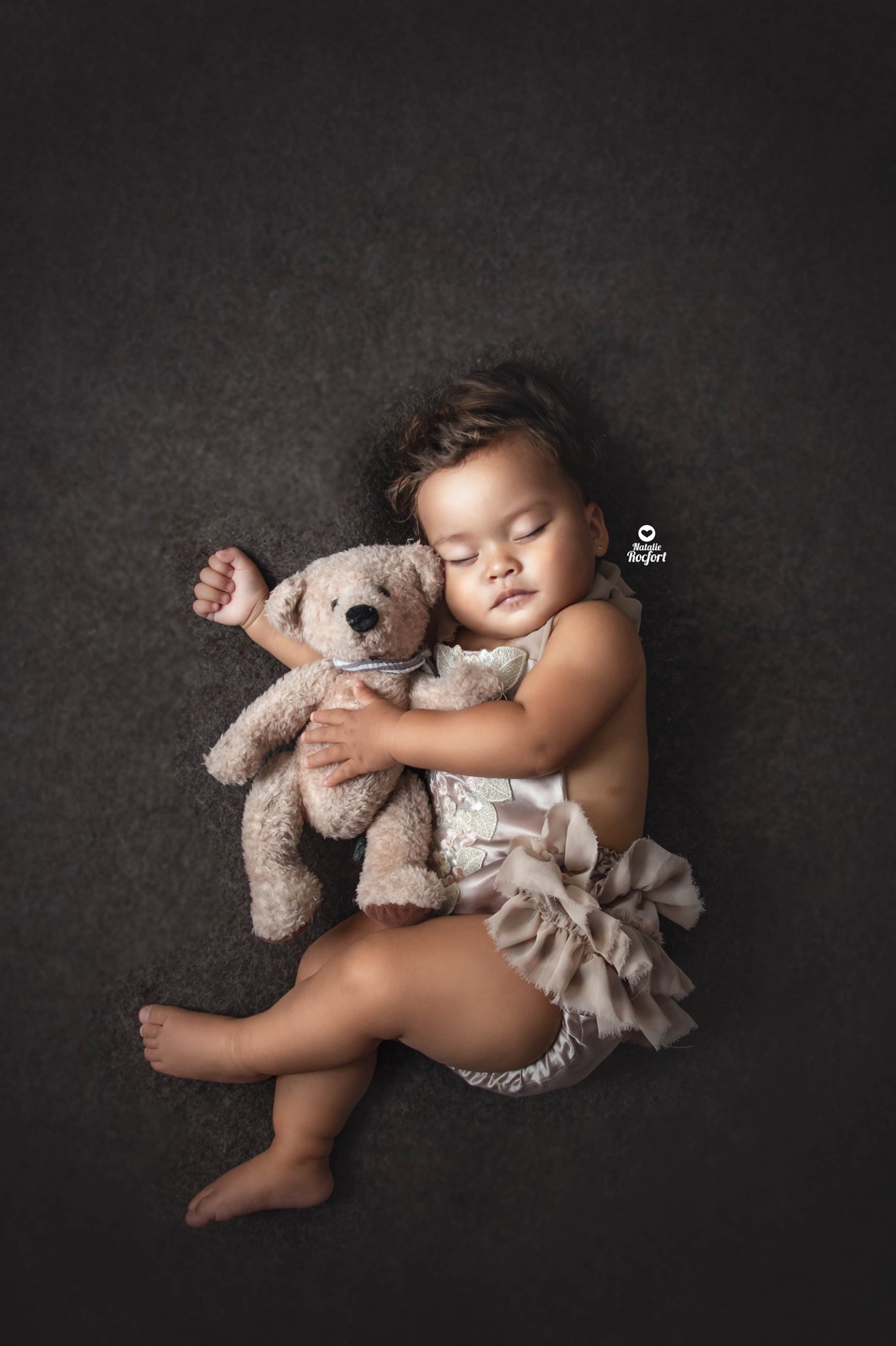 Vera Rocfort 1 año dormida en cama fotografía de bebés Lima Perú Natalie Rocfort