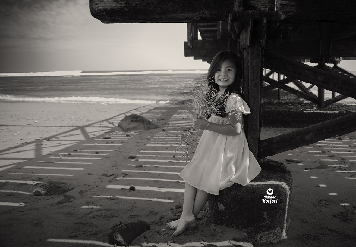 Niña posando en el muelle de la playa Huanchaco, Trujillo. Natalie Rocfort photography