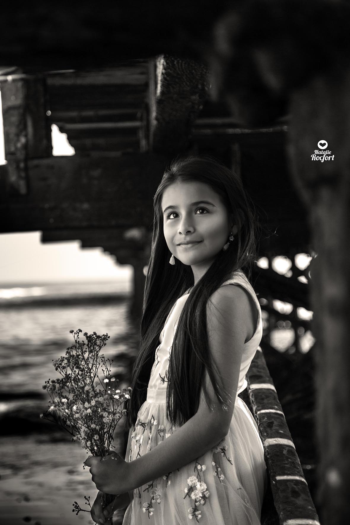 Niña posando en el muelle de la playa Huanchaco, Trujillo. Natalie Rocfort photography
